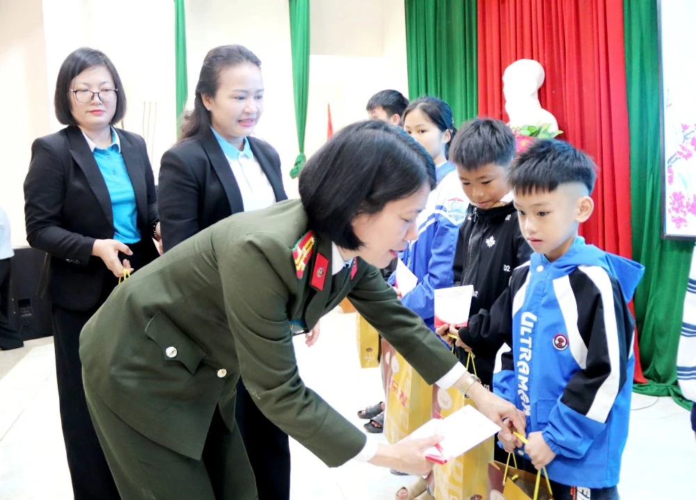 Xuân ấm trẻ em mồ côi