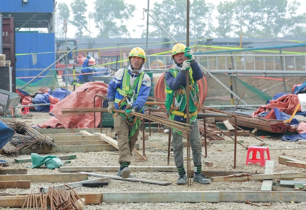 Nhộn nhịp trên công trường những ngày giáp Tết