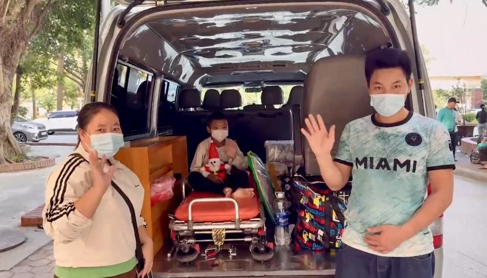 Chuyến xe yêu thương đưa người bệnh về quê ăn Tết