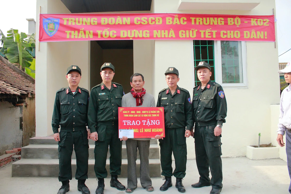 Bàn giao nhà “Chiến dịch Quang Trung” tại xã Hoằng Sơn