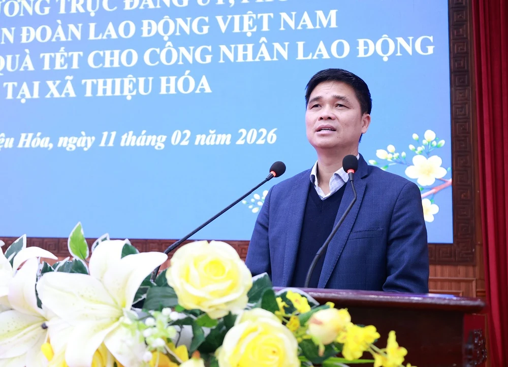 Phó Chủ tịch Tổng LĐLĐ Việt Nam Ngọ Duy Hiểu trao quà cho đoàn viên công đoàn có hoàn cảnh khó khăn tại xã Thiệu Hóa