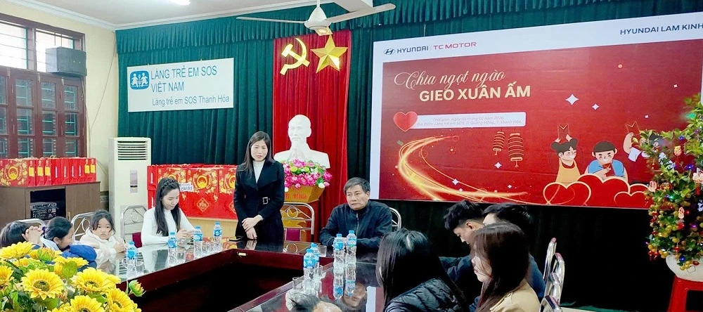 Hyundai Lam Kinh trao quà tết tới các em nhỏ tại Làng trẻ em SOS Thanh Hóa