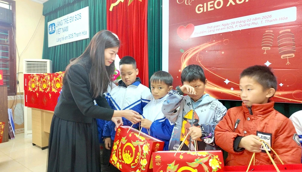 Hyundai Lam Kinh trao quà tết tới các em nhỏ tại Làng trẻ em SOS Thanh Hóa