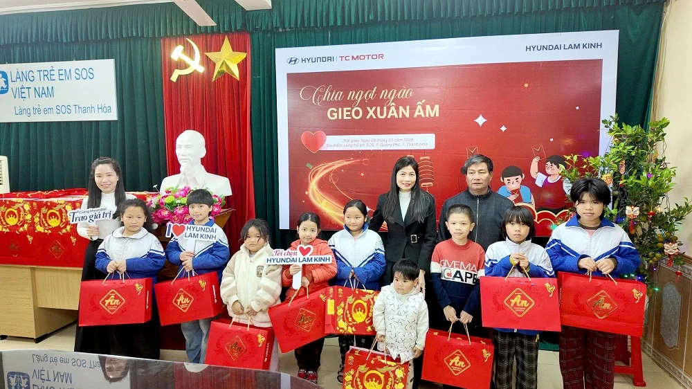 Hyundai Lam Kinh trao quà tết tới các em nhỏ tại Làng trẻ em SOS Thanh Hóa