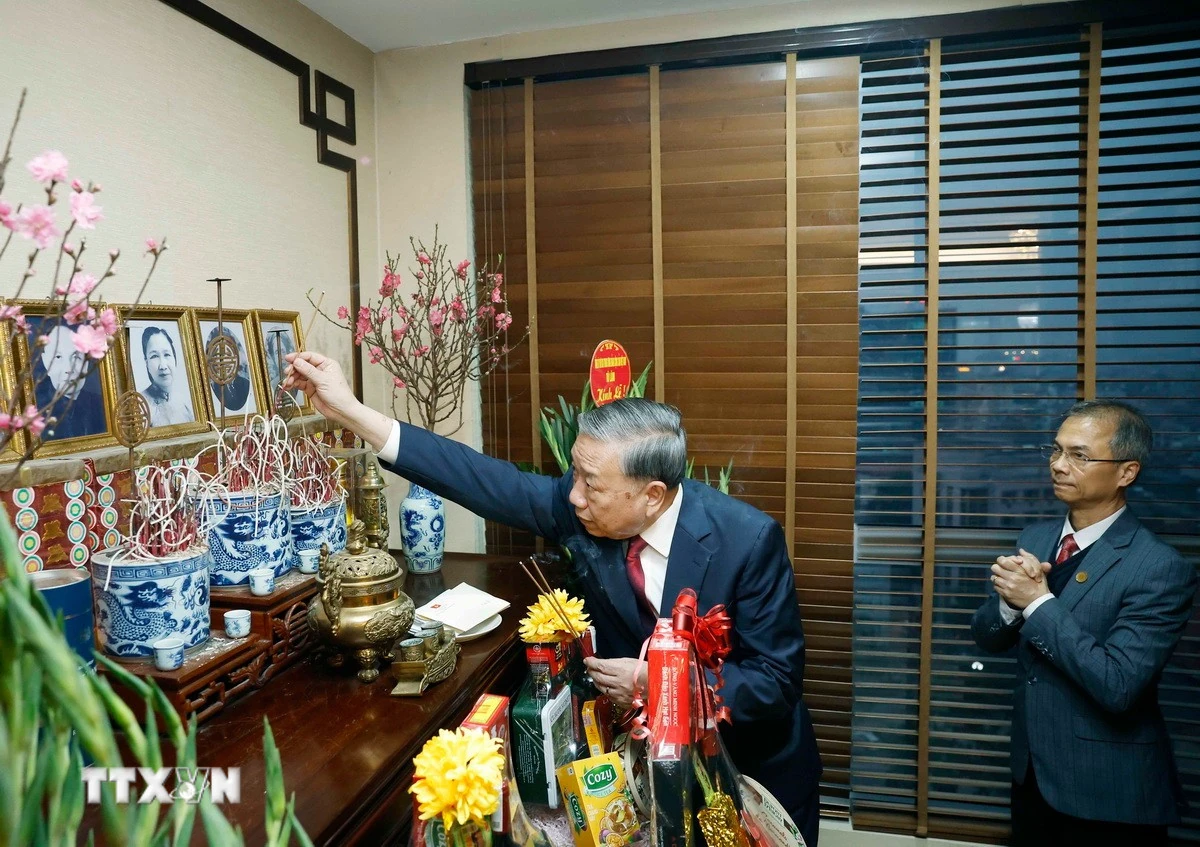 Tổng Bí thư Tô Lâm thắp hương tưởng nhớ các đồng chí nguyên lãnh đạo Đảng, Nhà nước