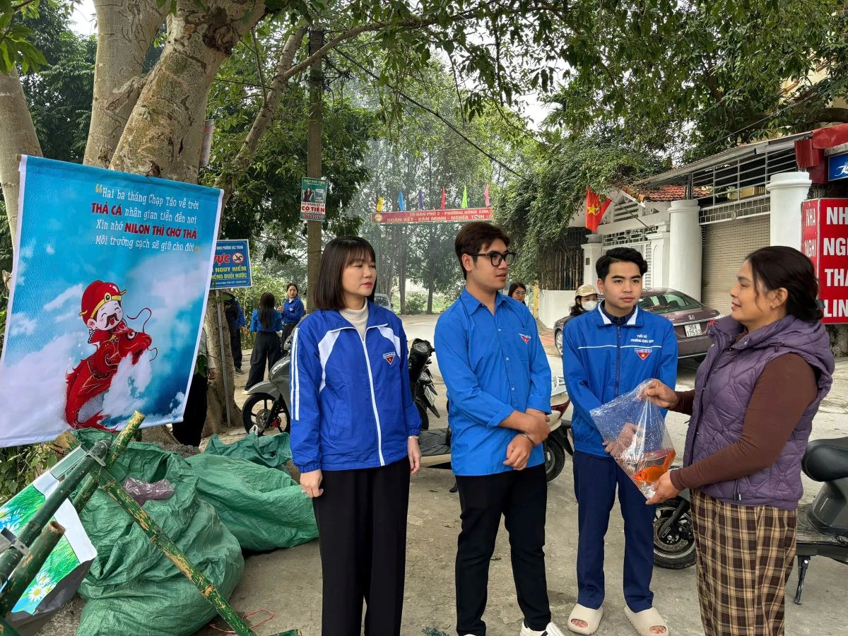 Đoàn phường Hạc Thành hỗ trợ người dân thả cá, tuyên truyền bảo vệ môi trường