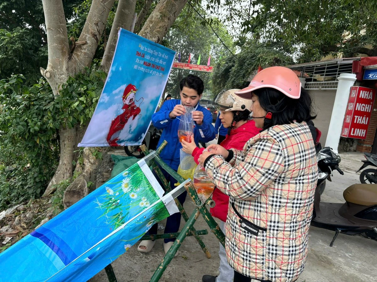Đoàn phường Hạc Thành hỗ trợ người dân thả cá, tuyên truyền bảo vệ môi trường
