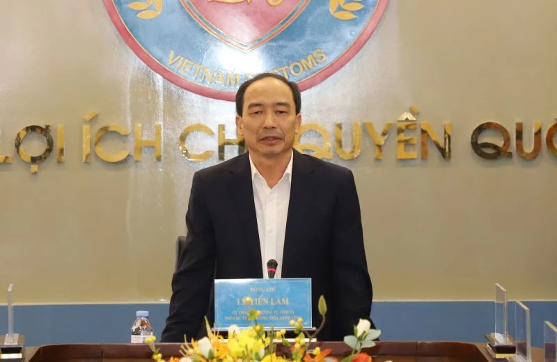 Phó Chủ tịch Thường trực HĐND tỉnh Lê Tiến Lam chúc Tết cơ quan Hải quan và Kho bạc Nhà nước