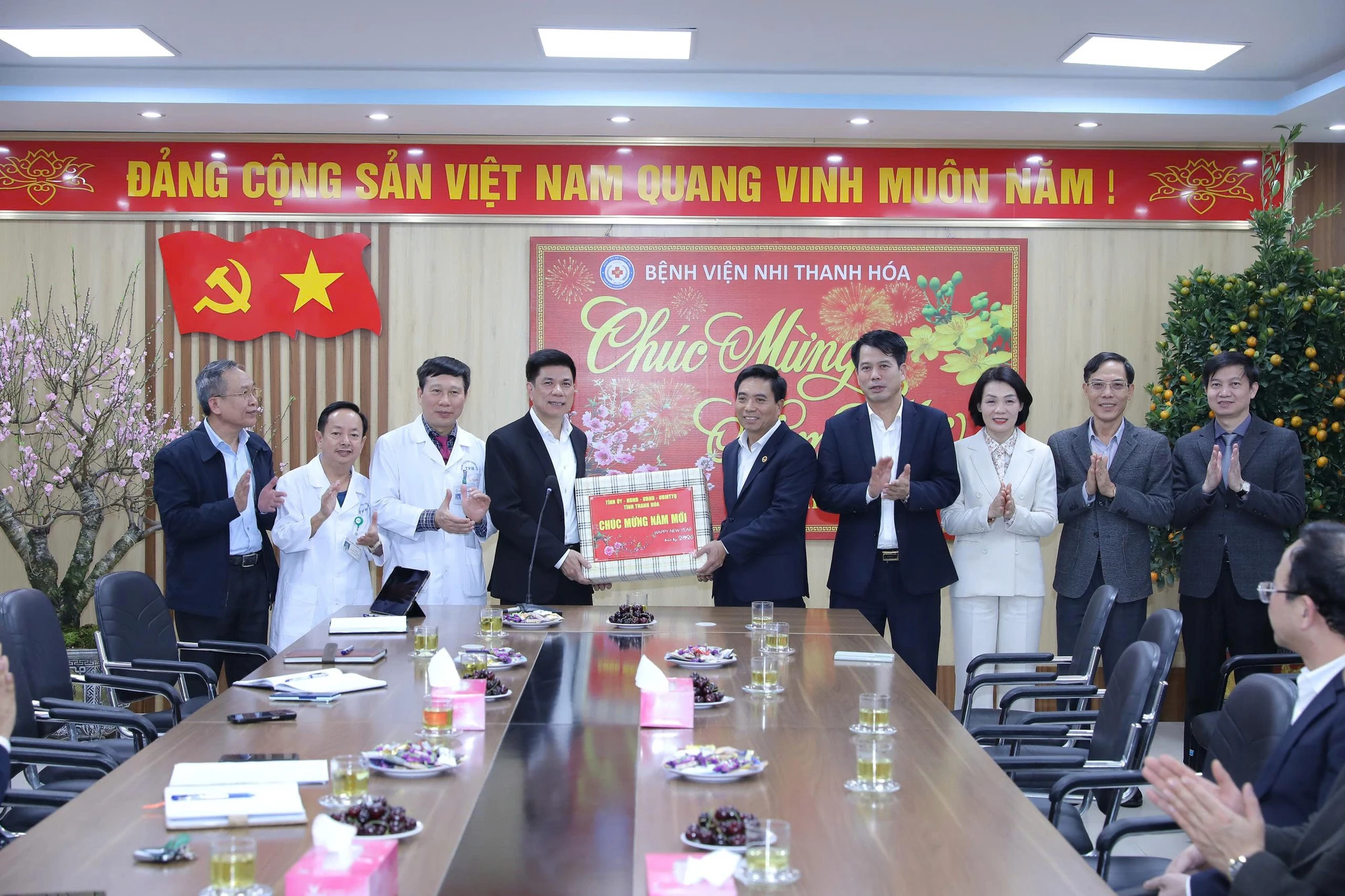 Bí thư Tỉnh ủy Nguyễn Doãn Anh kiểm tra công tác chăm sóc người bệnh dịp Tết Nguyên đán Bính Ngọ