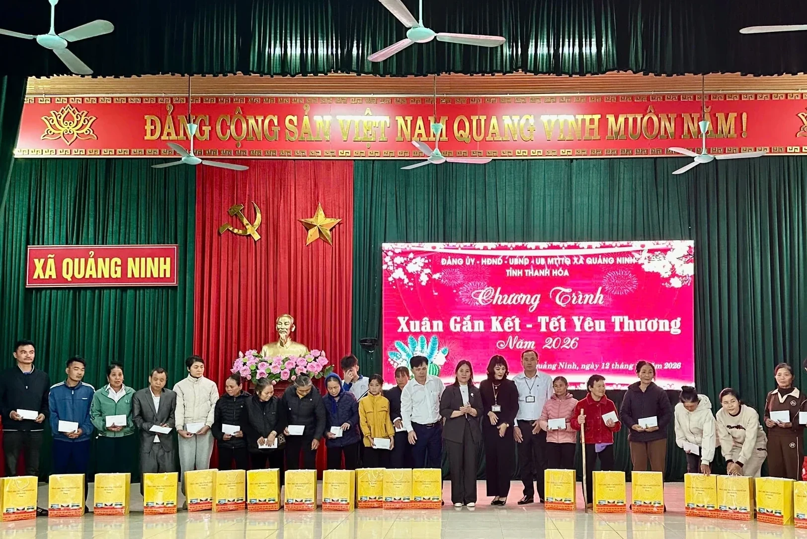 Xã Quảng Ninh trao hơn 1.400 suất quà Tết cho các hộ nghèo, hộ có hoàn cảnh khó khăn