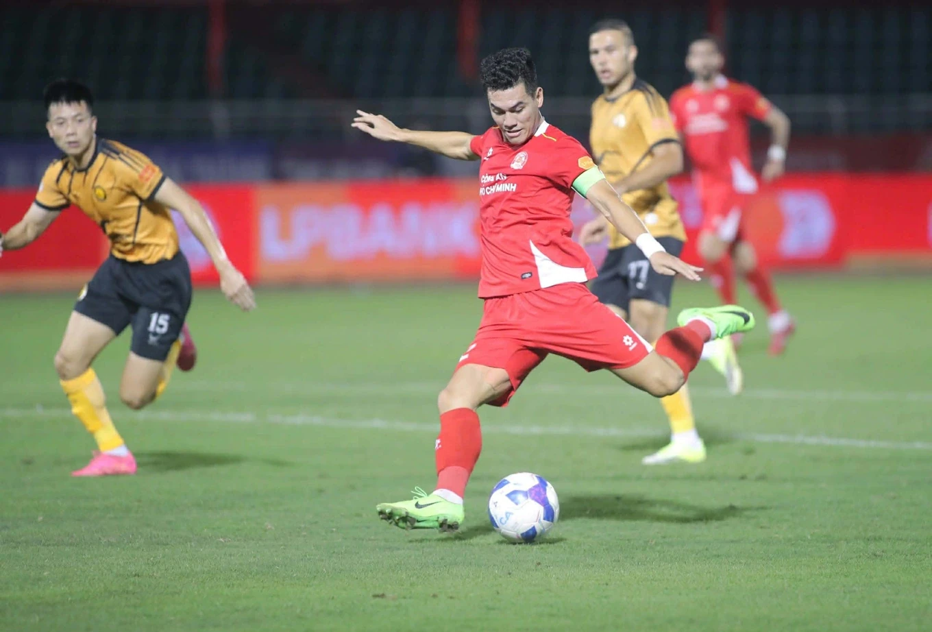 Man City ngược dòng lịch sử tại Anfield; Địa chấn tại Thống Nhất và Hàng Đẫy