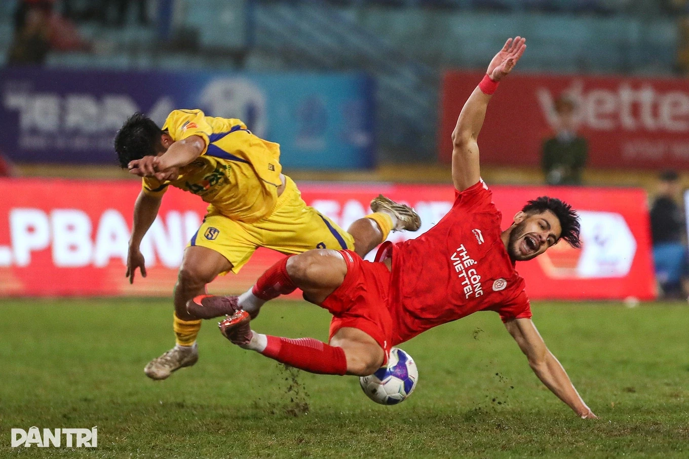 Man City ngược dòng lịch sử tại Anfield; Địa chấn tại Thống Nhất và Hàng Đẫy