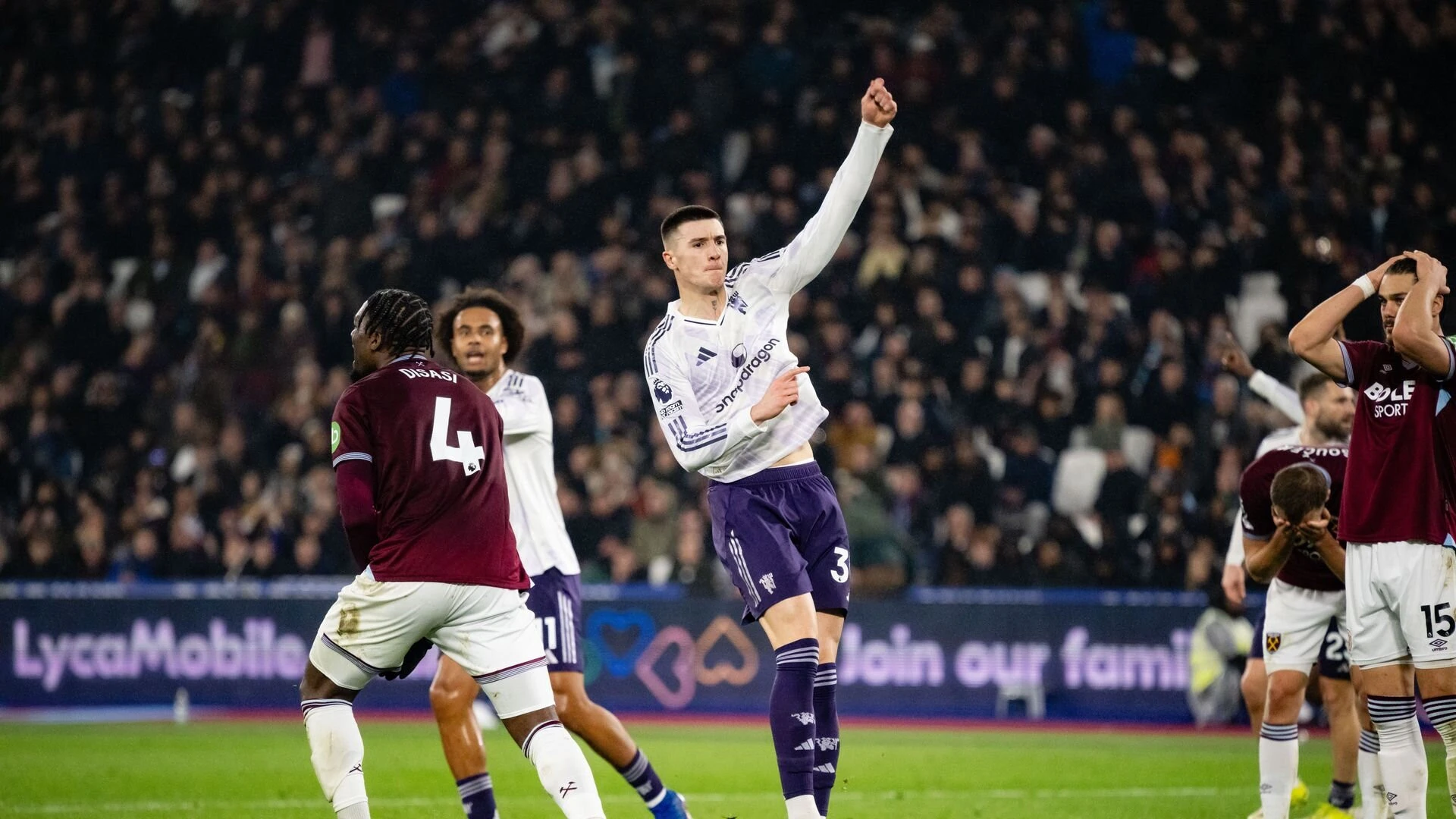 Bóng đá Việt Nam có suất đặc cách tham dự Asiad 2026; Man Utd thoát hiểm kịch tính