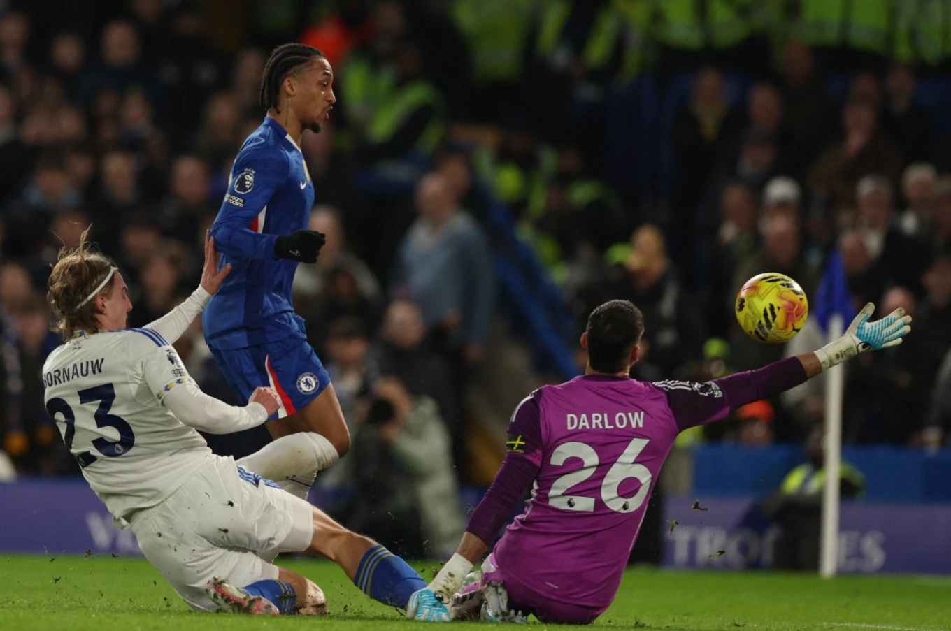 Bóng đá Việt Nam có suất đặc cách tham dự Asiad 2026; Man Utd thoát hiểm kịch tính