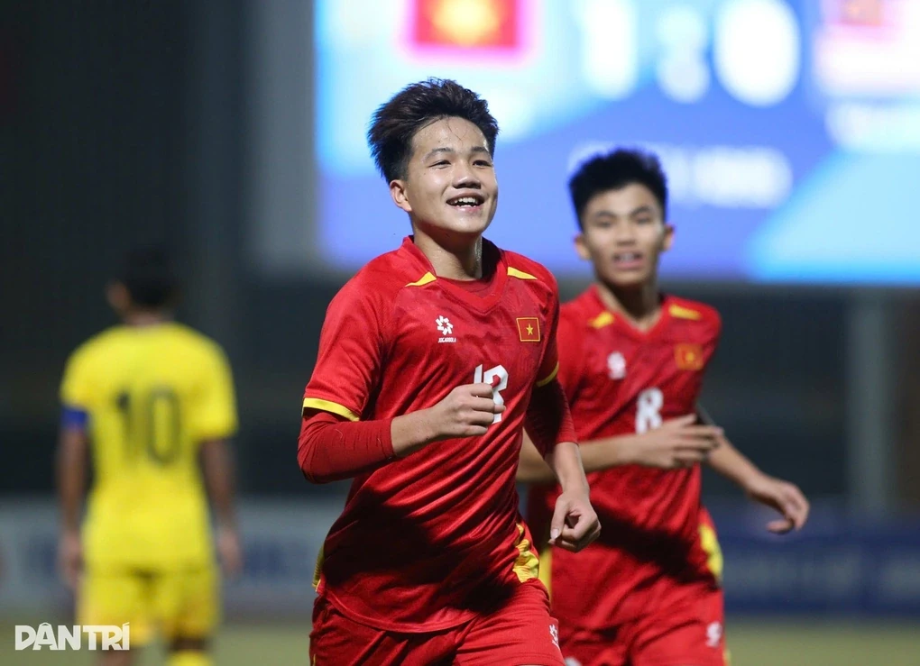 Tiến Linh, Bùi Tiến Dũng ủng hộ Đông Á Thanh Hóa vượt khó; Arsenal sẩy chân, cuộc đua vô địch thêm căng thẳng