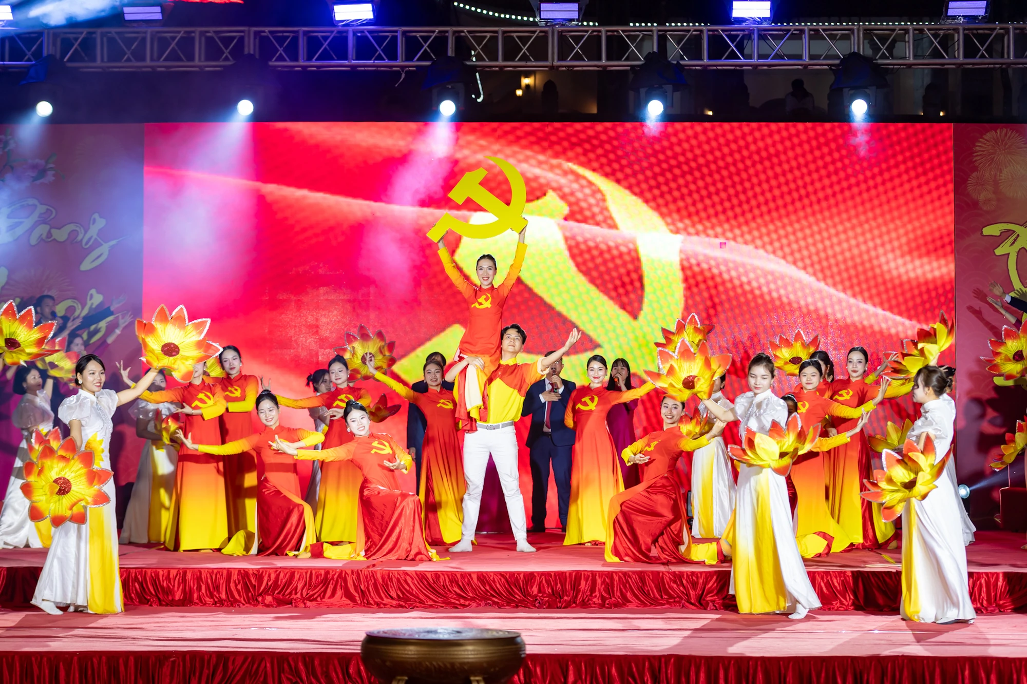 “Tưng bừng sắc xuân - Rộn ràng niềm tin” - bản hòa ca mùa xuân dâng Đảng