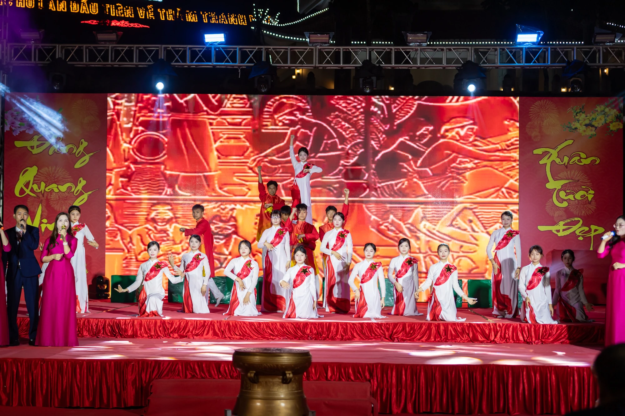 “Tưng bừng sắc xuân - Rộn ràng niềm tin” - bản hòa ca mùa xuân dâng Đảng