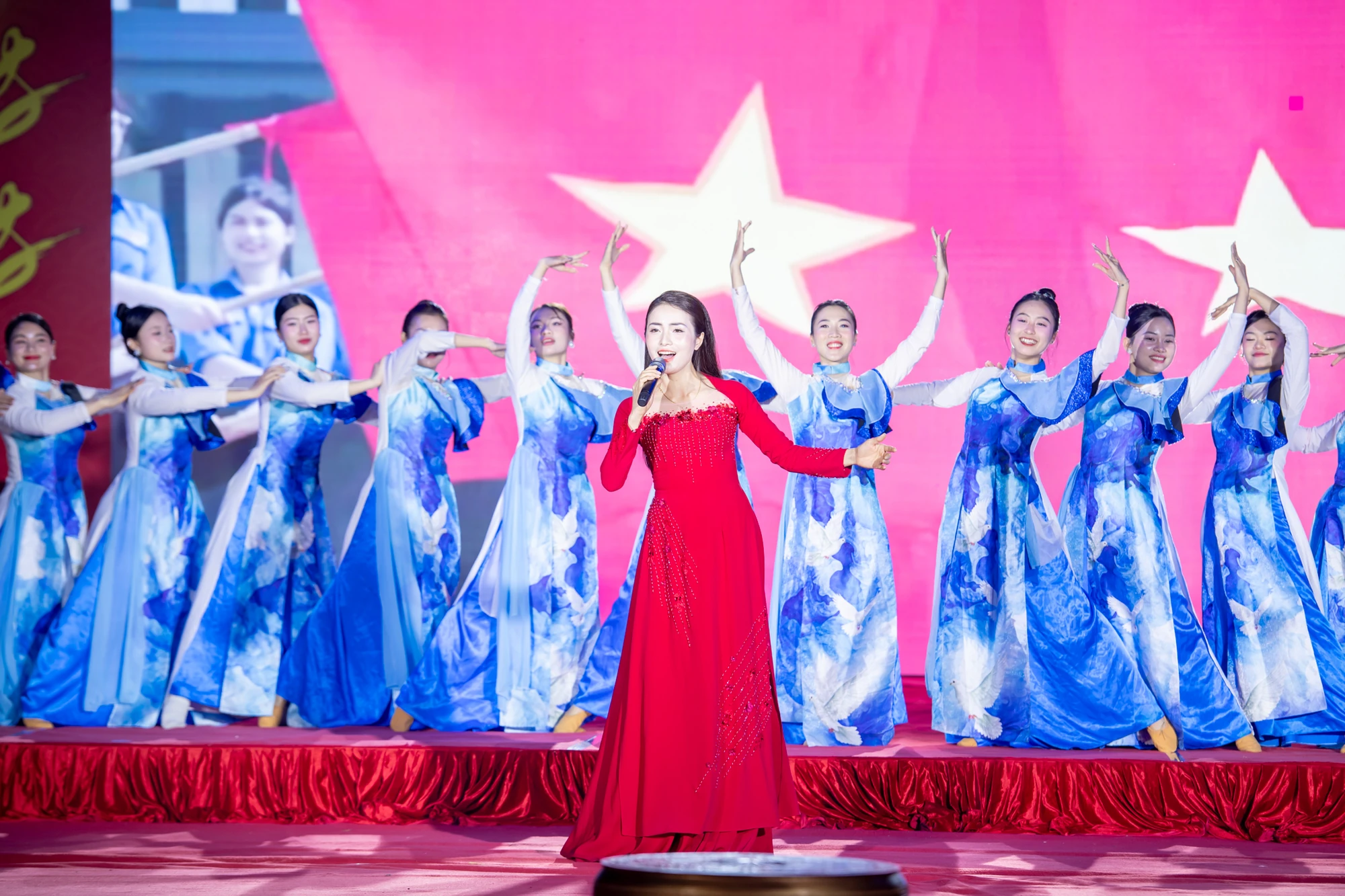 “Tưng bừng sắc xuân - Rộn ràng niềm tin” - bản hòa ca mùa xuân dâng Đảng