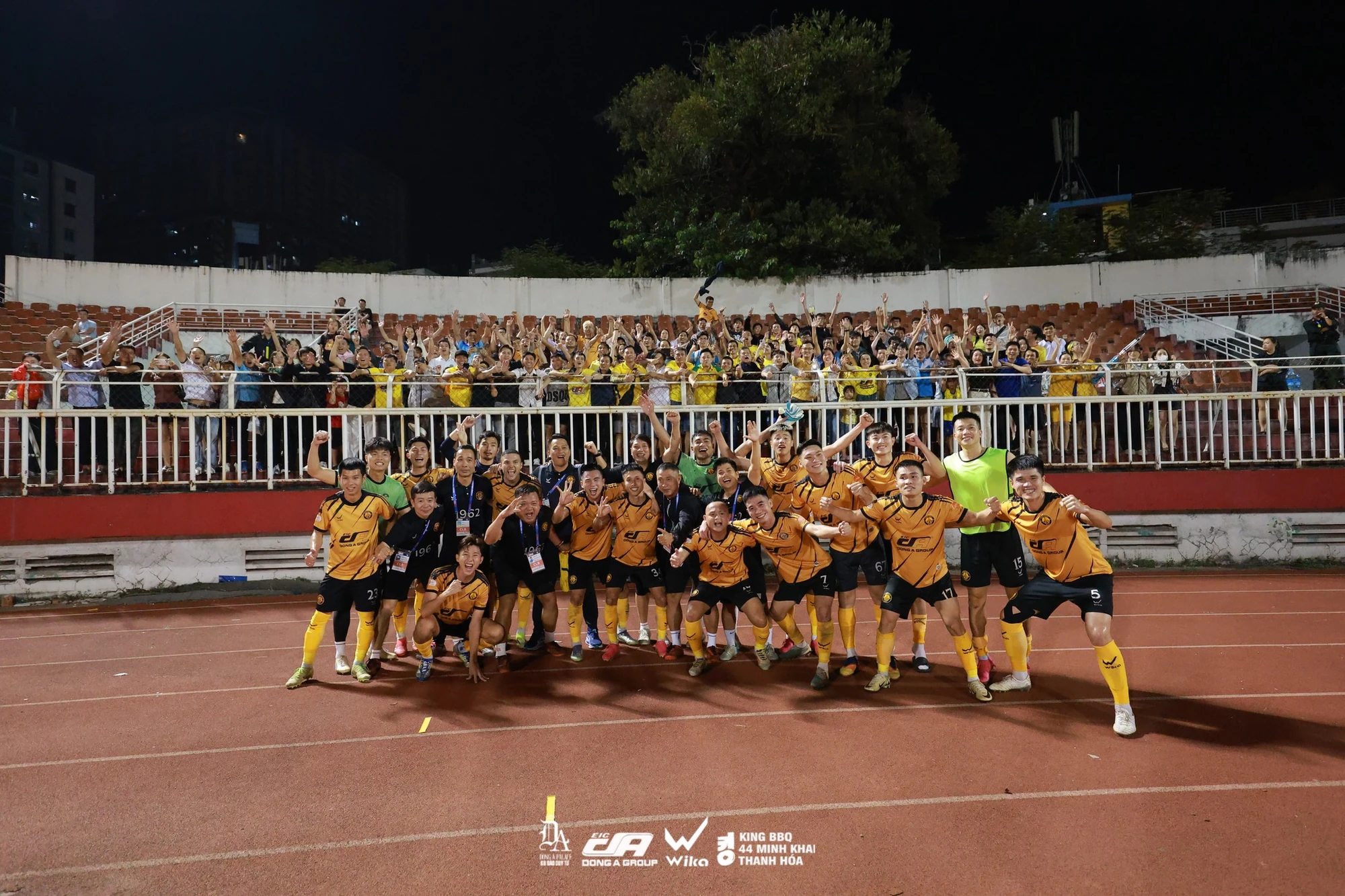 Cổ động viên tặng quà đặc biệt cho Đông Á Thanh Hóa trước thềm Tết Bính Ngọ