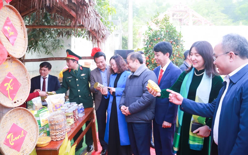 Rộn ràng không khí Tết xưa làng cổ Đông Sơn