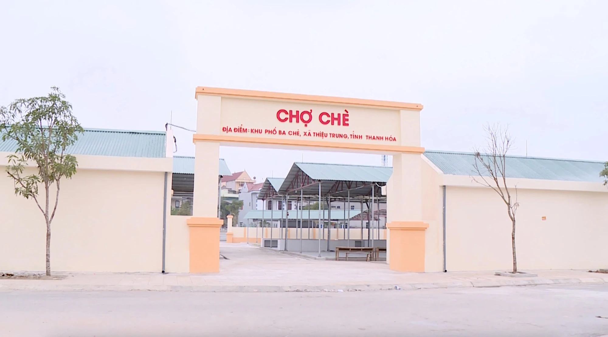 Chợ chậm đưa vào sử dụng, Thiệu Trung phát sinh điểm bán hàng mất an toàn giao thông