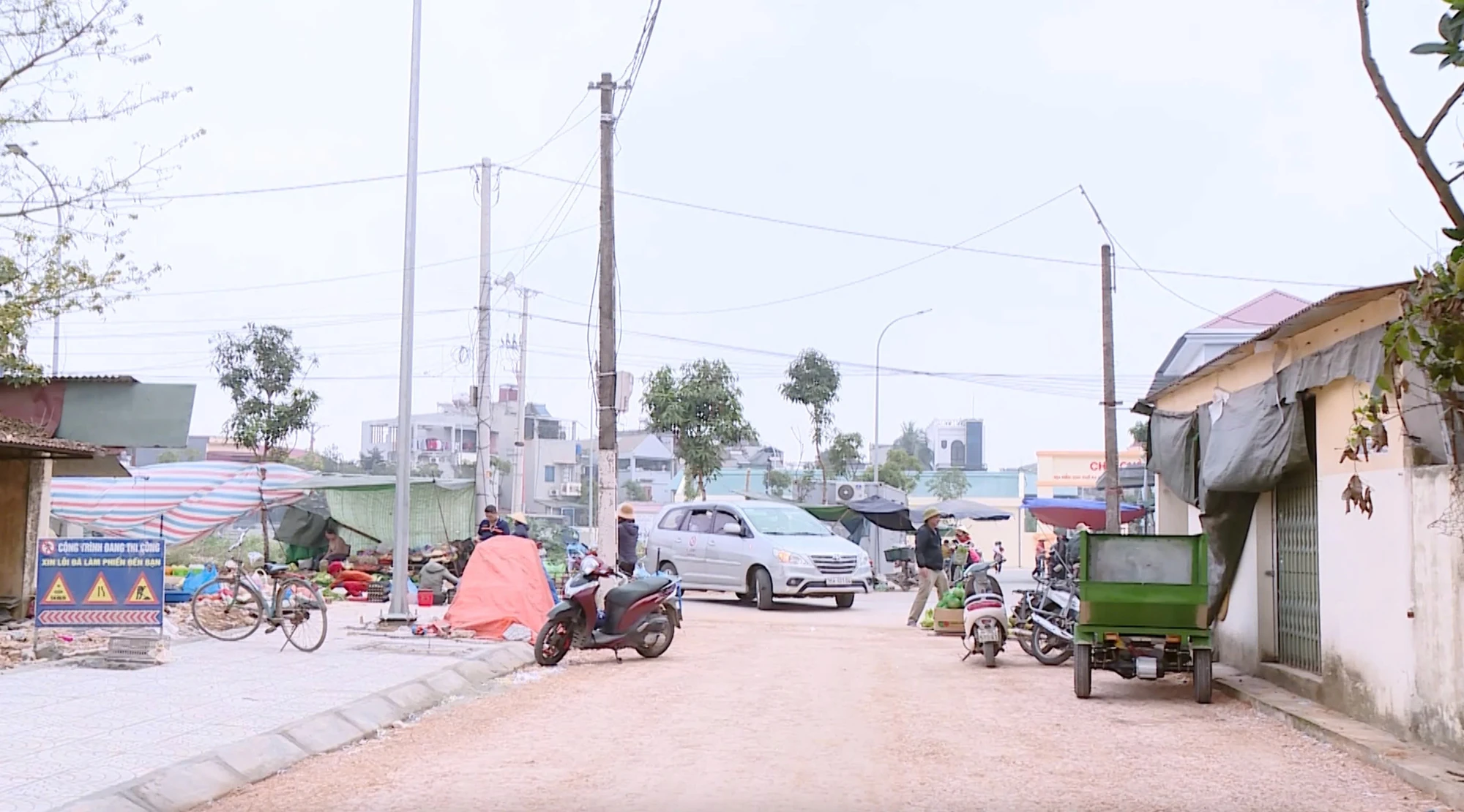 Chợ chậm đưa vào sử dụng, Thiệu Trung phát sinh điểm bán hàng mất an toàn giao thông