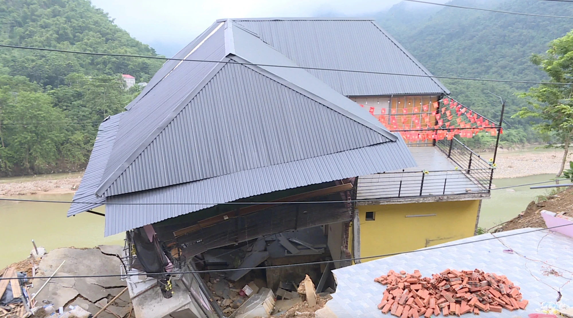 Tết của người dân vùng sạt lở: Từ đổ nát đến an cư