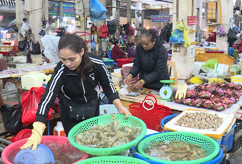 Sôi động thị trường thực phẩm ngày Tết, giá nhiều mặt hàng tăng cao