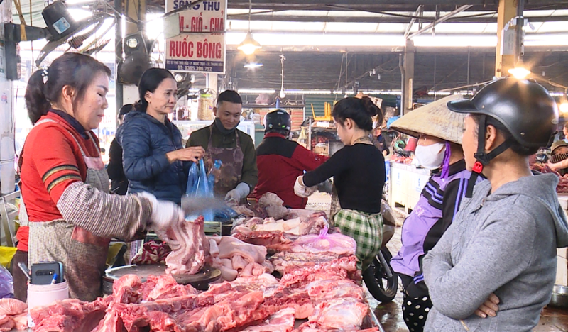 Sôi động thị trường thực phẩm ngày Tết, giá nhiều mặt hàng tăng cao