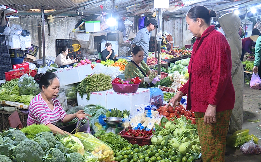 Sôi động thị trường thực phẩm ngày Tết, giá nhiều mặt hàng tăng cao