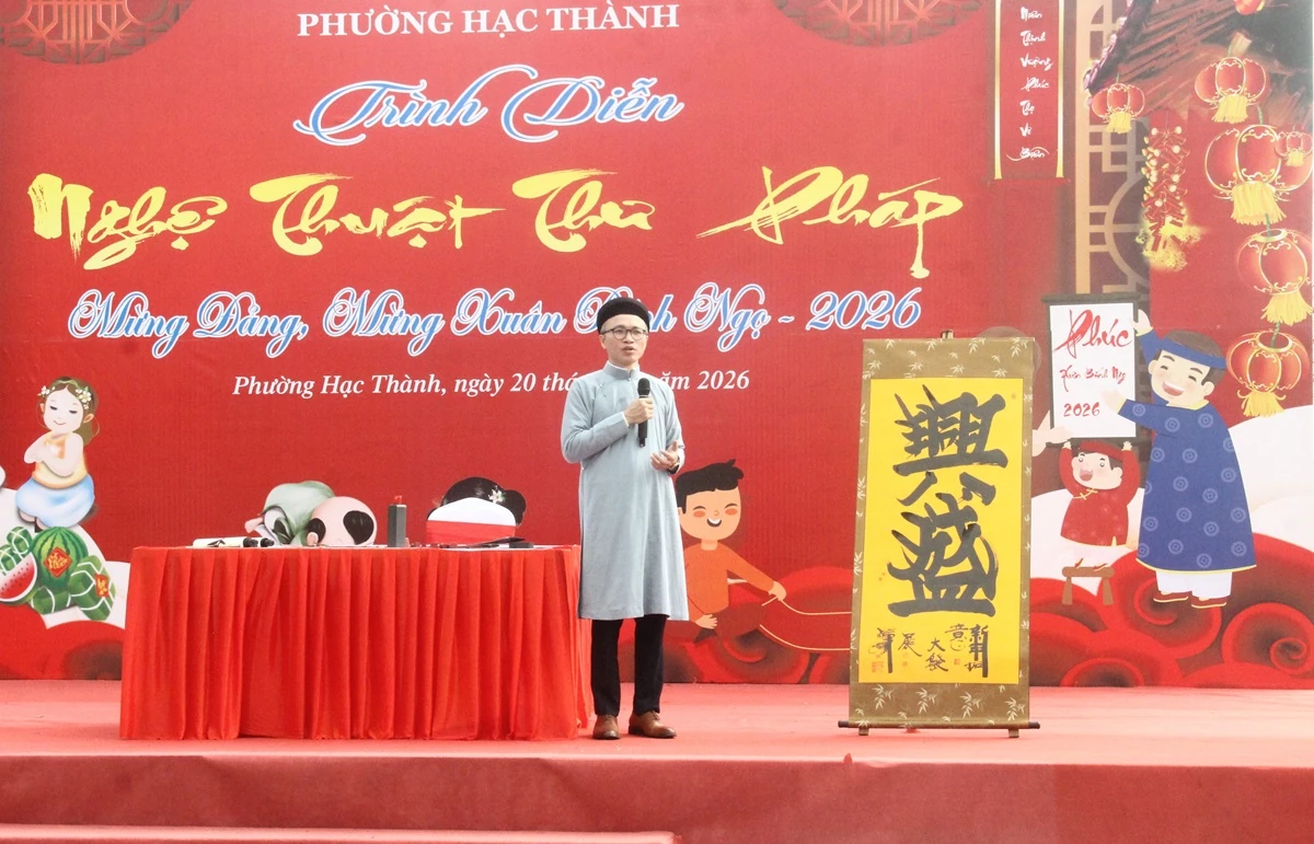 Phường Hạc Thành tổ chức trình diễn nghệ thuật thư pháp Xuân Bính Ngọ 2026
