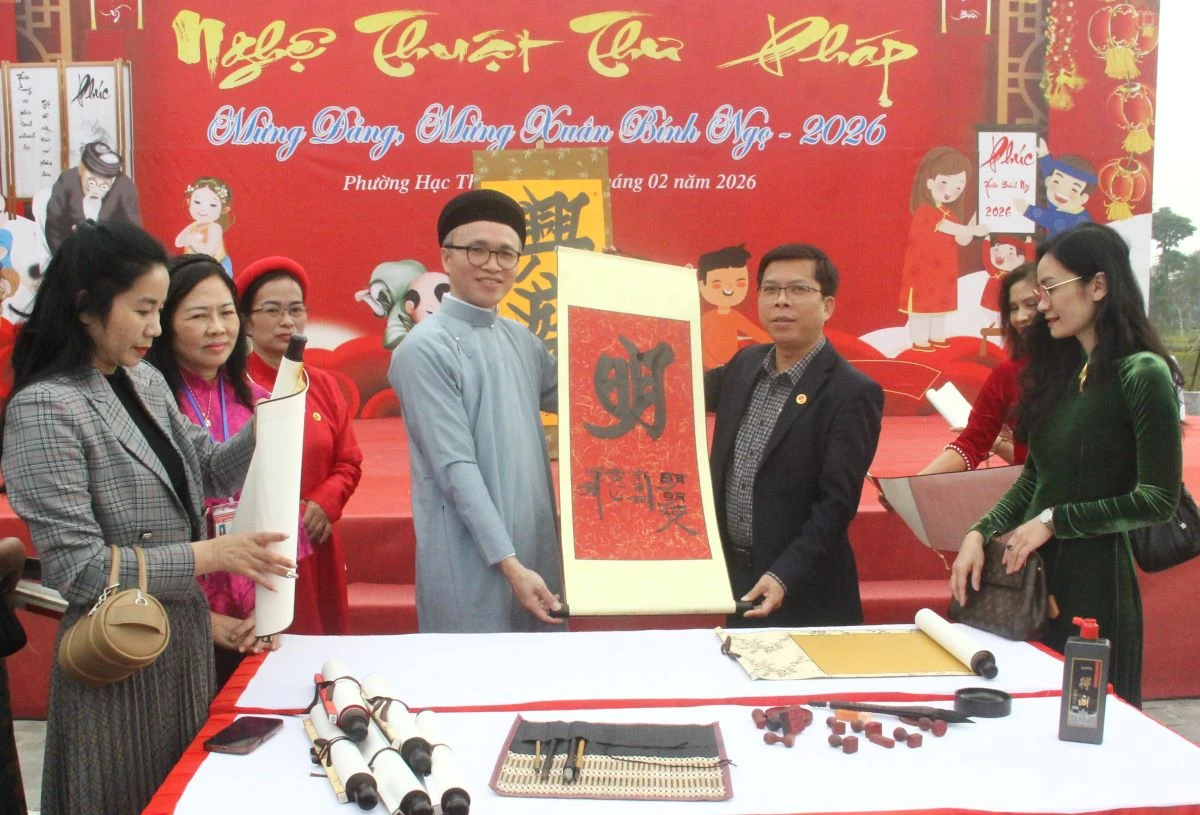Phường Hạc Thành tổ chức trình diễn nghệ thuật thư pháp Xuân Bính Ngọ 2026