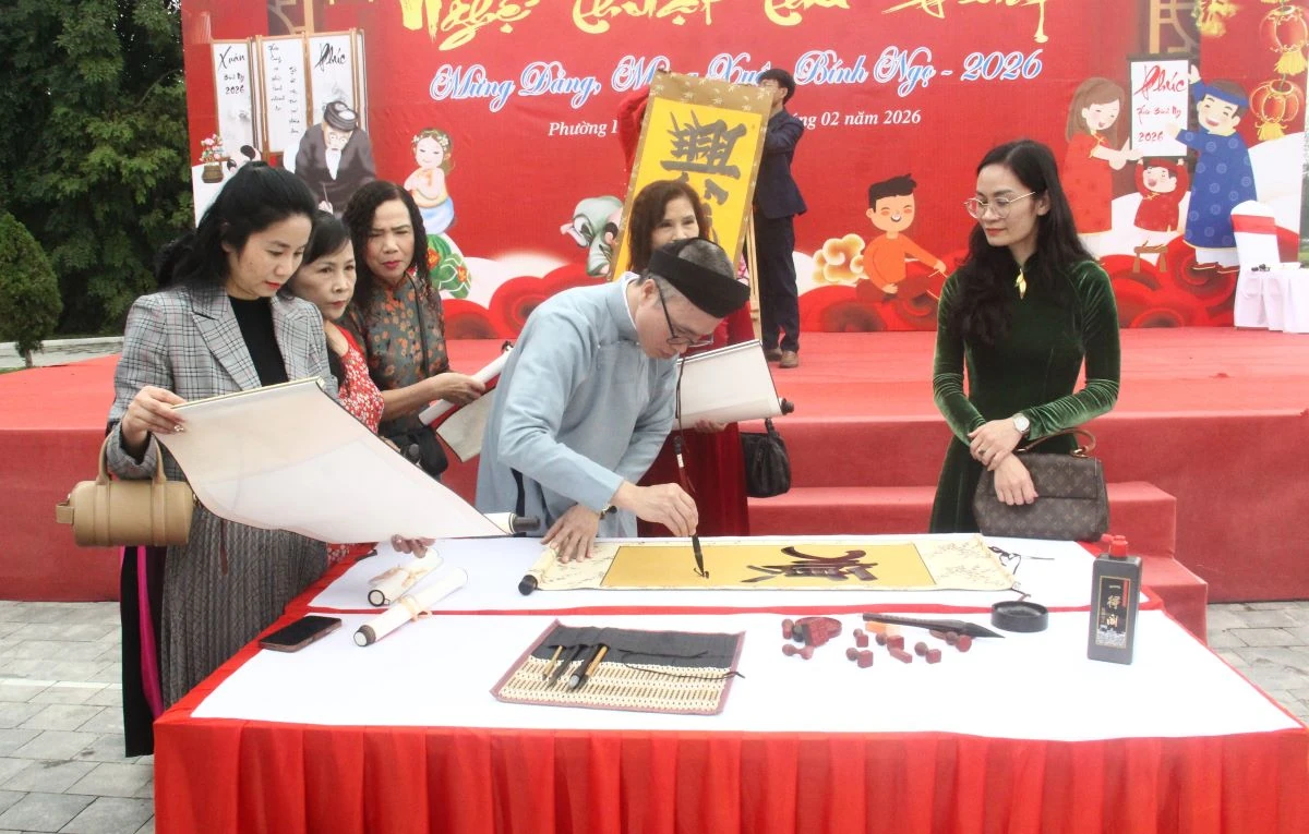 Phường Hạc Thành tổ chức trình diễn nghệ thuật thư pháp Xuân Bính Ngọ 2026
