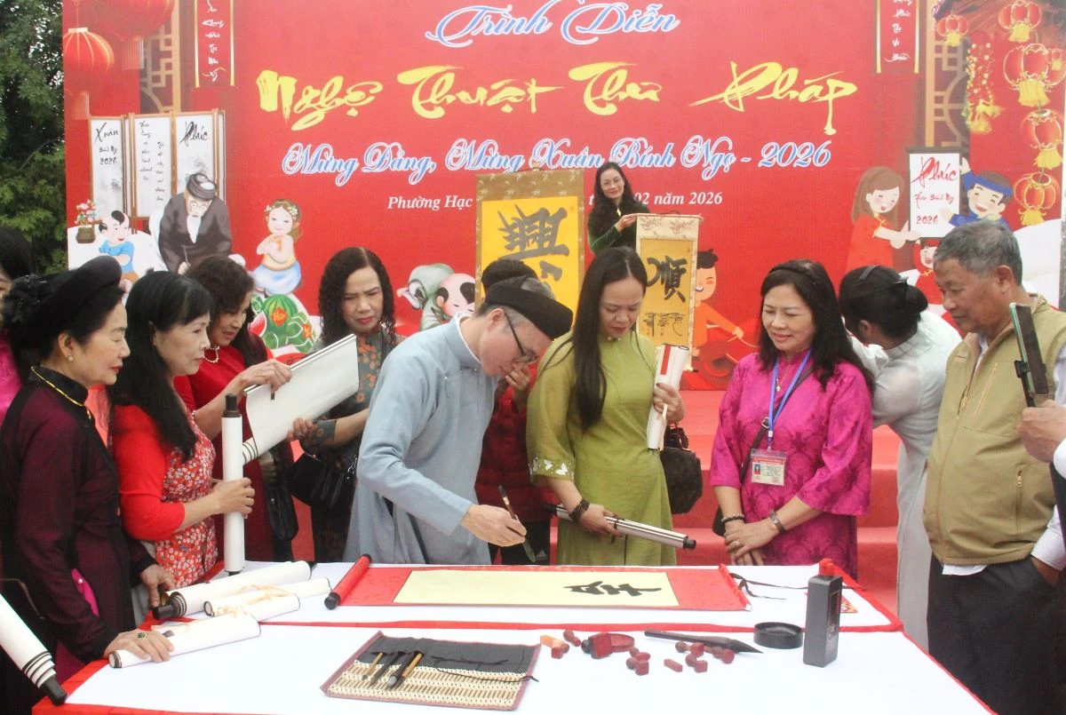 Phường Hạc Thành tổ chức trình diễn nghệ thuật thư pháp Xuân Bính Ngọ 2026