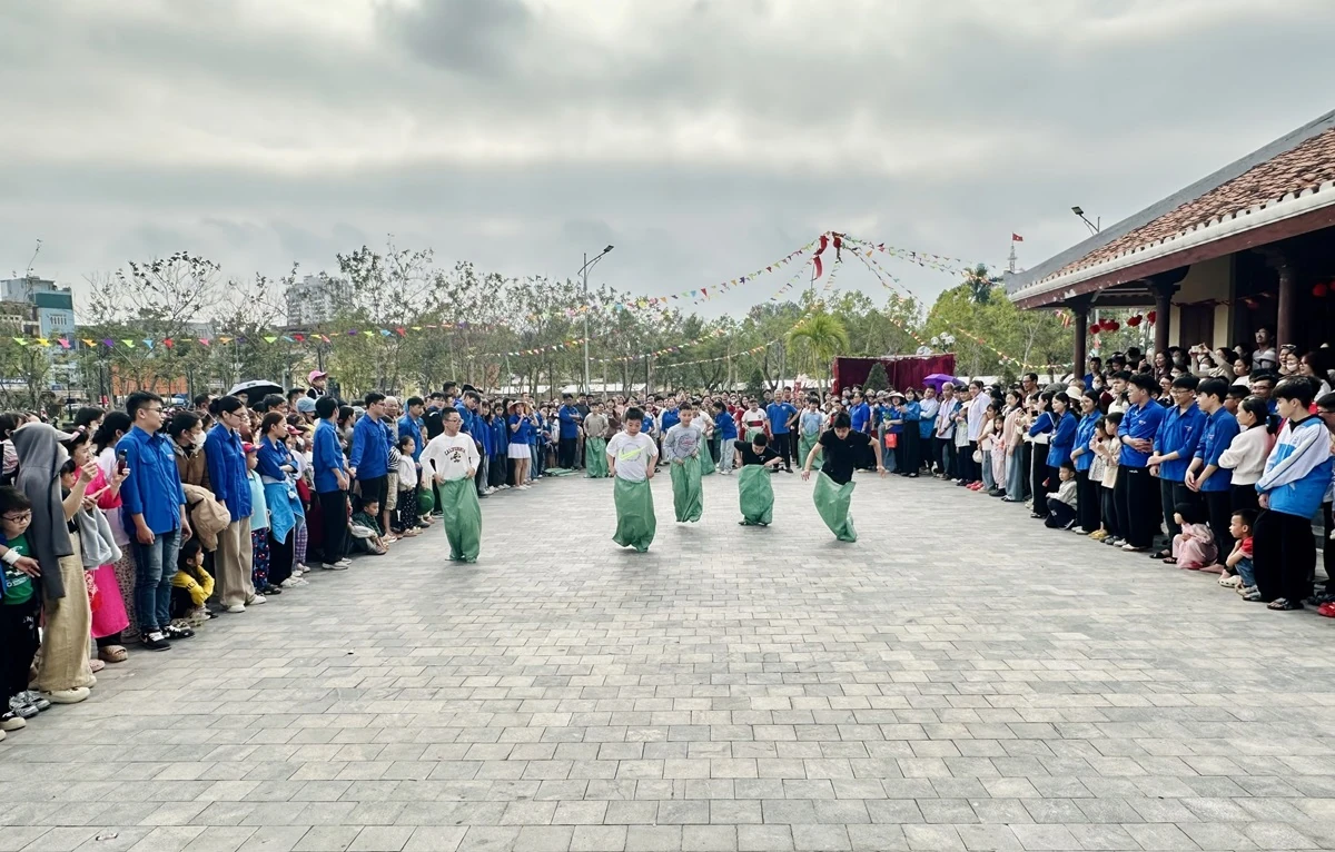 Sôi nổi các trò chơi dân gian ngày Tết tại phường Hạc Thành