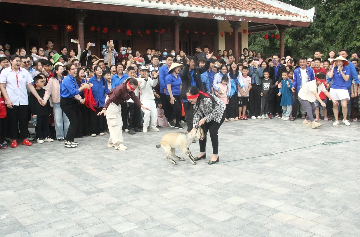 Sôi nổi các trò chơi dân gian ngày Tết tại phường Hạc Thành