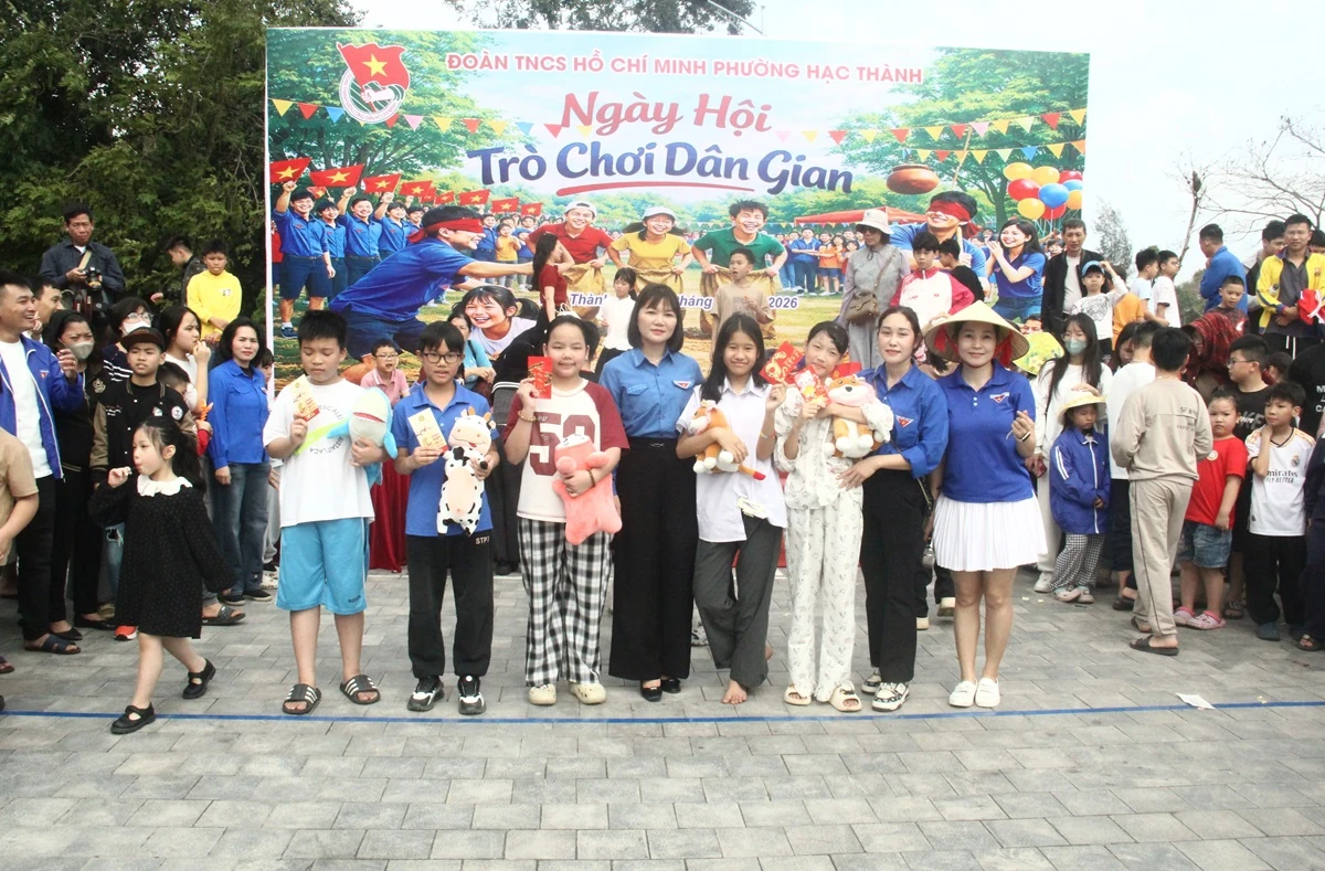 Sôi nổi các trò chơi dân gian ngày Tết tại phường Hạc Thành