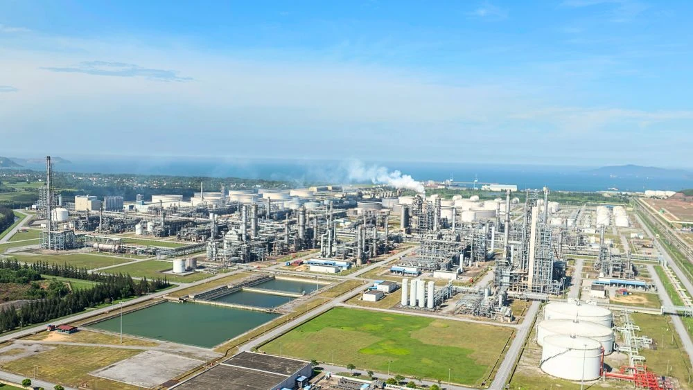 Nhà máy “đỏ lửa” xuyên Tết