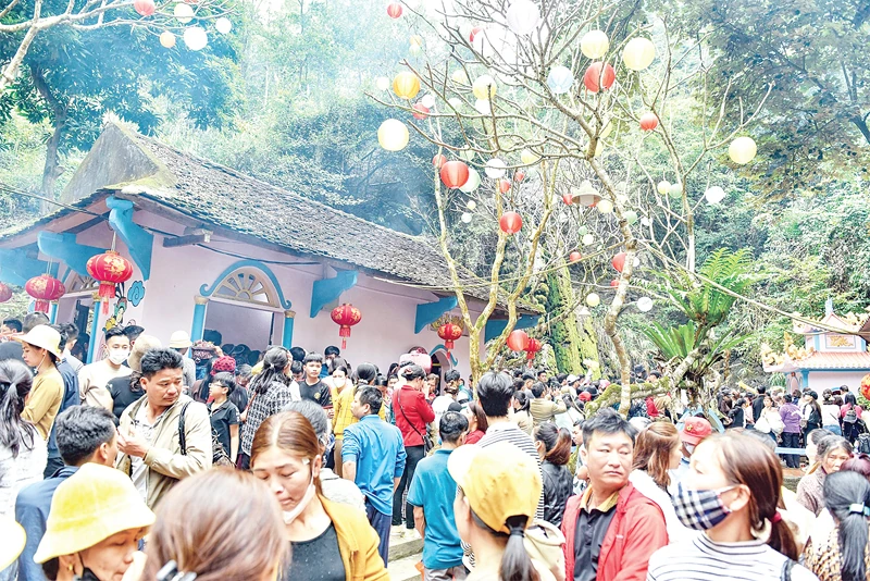 Xuất hành, đi lễ đầu năm - Nét đẹp tâm linh của người Việt