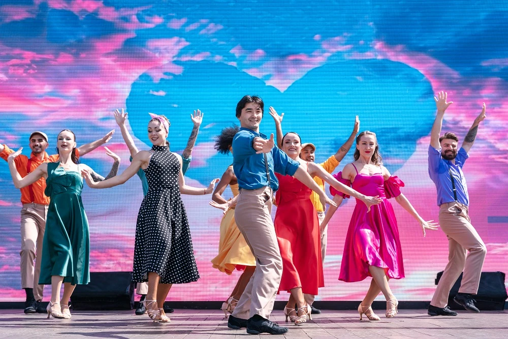 Hàng nghìn du khách đón Tết Bính Ngọ cùng hơn triệu bông tulip tại Sun World Ba Na Hills