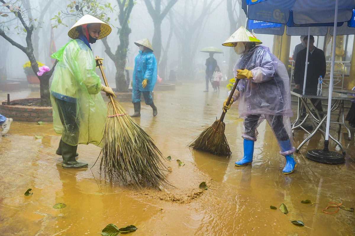 Du khách tấp nập hành hương về Am Tiên đầu xuân Bính Ngọ