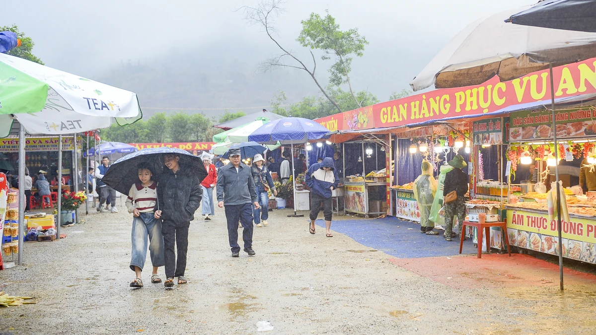 Du khách tấp nập hành hương về Am Tiên đầu xuân Bính Ngọ