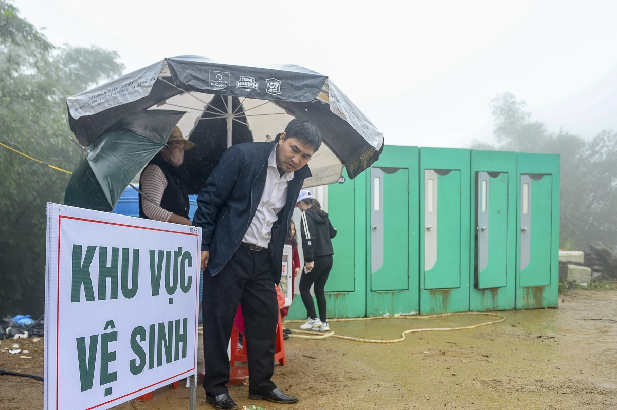 Du khách tấp nập hành hương về Am Tiên đầu xuân Bính Ngọ