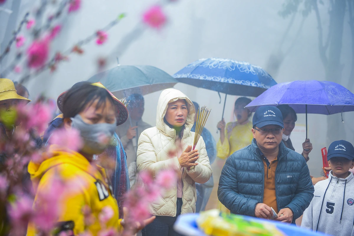 Du khách tấp nập hành hương về Am Tiên đầu xuân Bính Ngọ