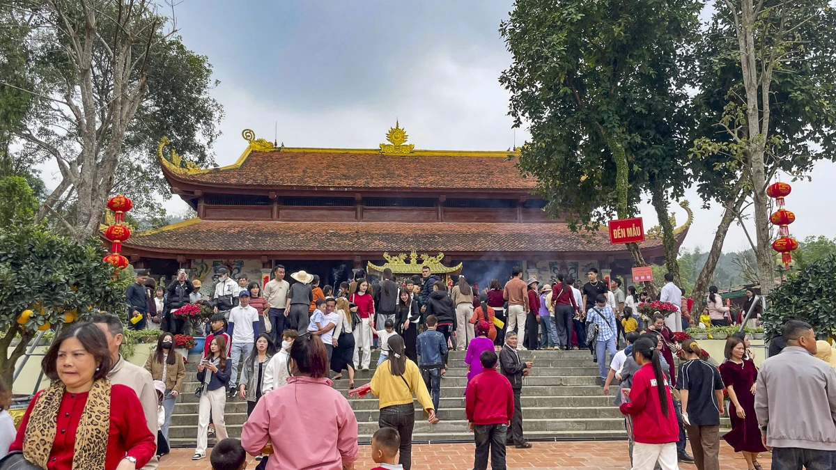 Tấp nập du khách về Phủ Na đầu xuân