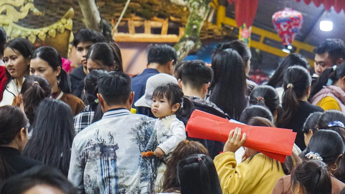 Tấp nập du khách về Phủ Na đầu xuân