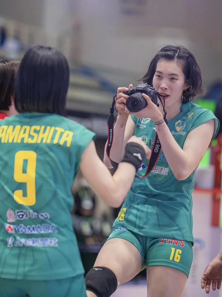 Xuân Son được quan tâm lớn trong ngày Nam Định trở lại tập luyện; HLV Fabregas bị mắng là “đồ trẻ con”