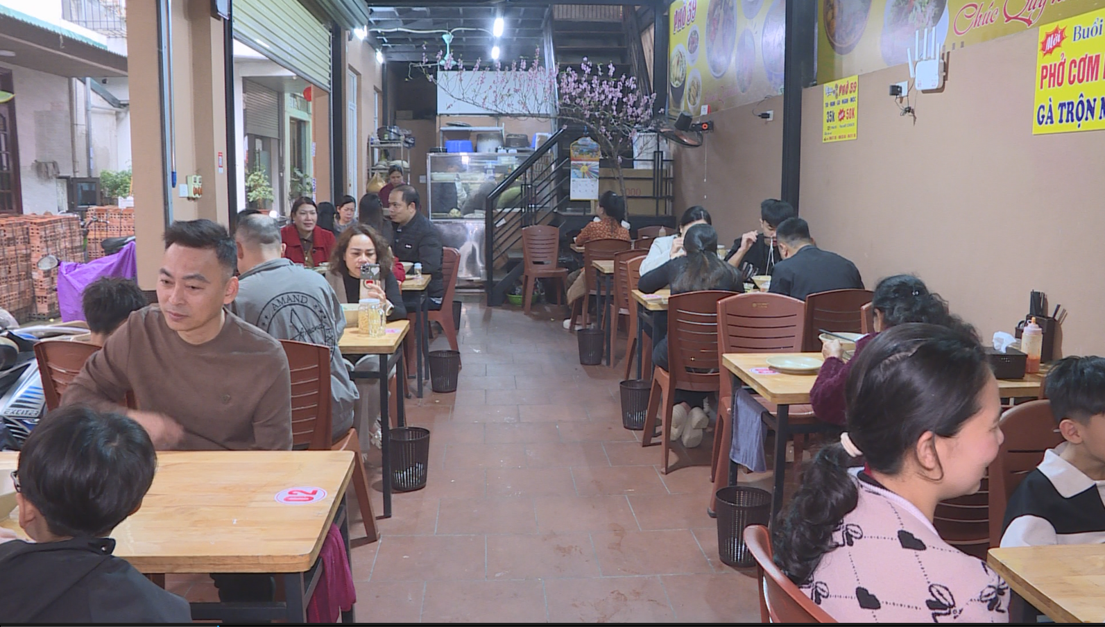 Nhiều cơ sở kinh doanh dịch vụ mở cửa đầu năm mới phục vụ người dân