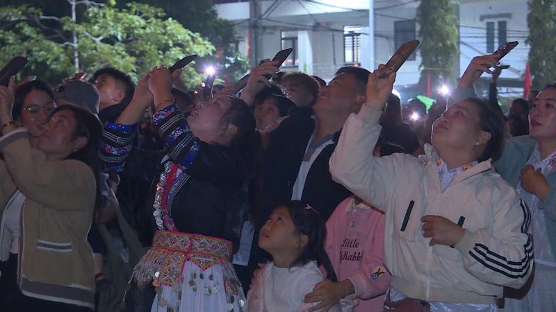 Lần đầu tiên người dân xã vùng cao Mường Lát được trực tiếp xem pháo hoa