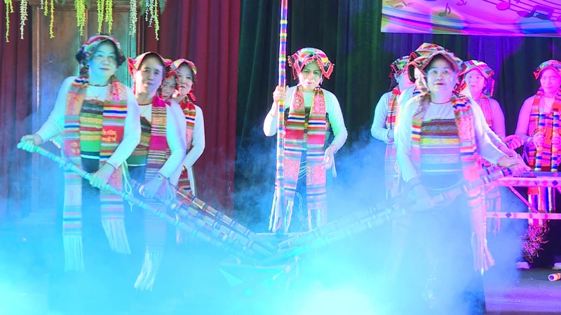 Lần đầu tiên người dân xã vùng cao Mường Lát được trực tiếp xem pháo hoa